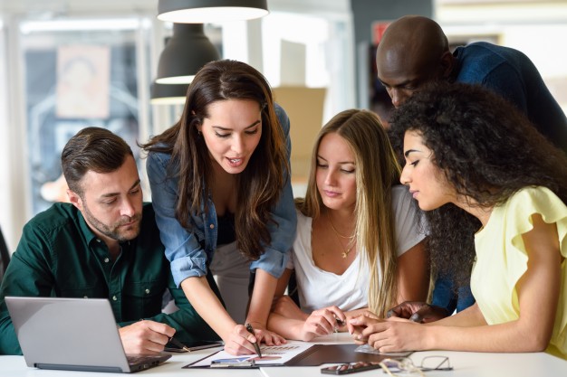 multi-ethnic-group-of-young-men-and-women-studying-indoors_1139-989